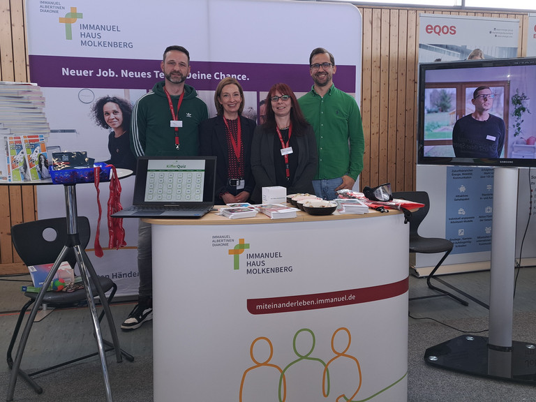 Messeteam Immanuel Haus Molkenberg am Stand auf der Karrieremesse Startzeit@See, Oberstufenzentrum Oder-Spree in Fürstenwalde, Jobs und Karriere Sozialbereich, FSJ, Quereinstieg, Heilerziehungspflege, Soziale Arbeit Messeteam Immanuel Haus Molkenberg am Stand auf der Karrieremesse Startzeit@See in Fürstenwalde